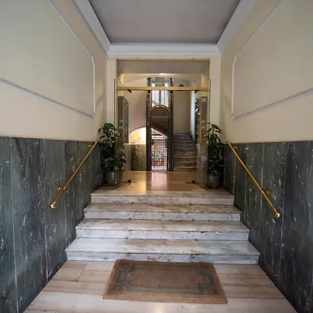Benny Gold - Elegant Right Next To The Metro Daire Roma