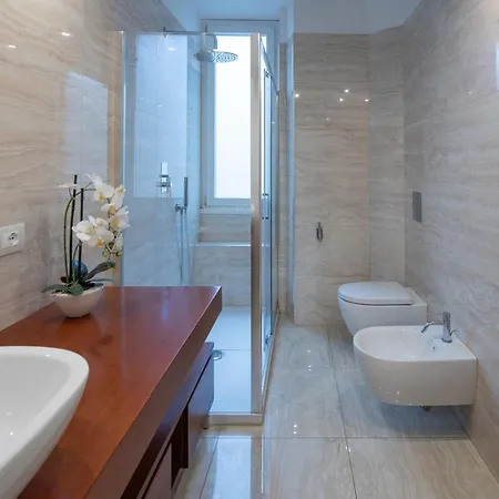 Benny Gold - Elegant Right Next To The Metro Apartment