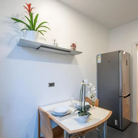 Benny Gold - Elegant Right Next To The Metro Apartment