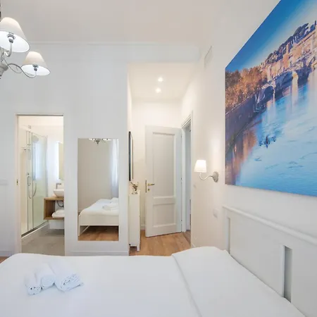 Benny Gold - Elegant Right Next To The Metro *