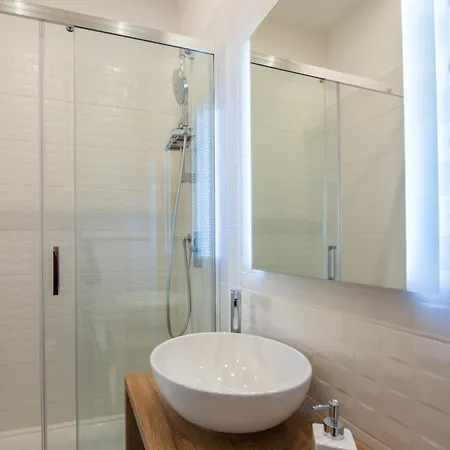 Benny Gold - Elegant Right Next To The Metro * Rome