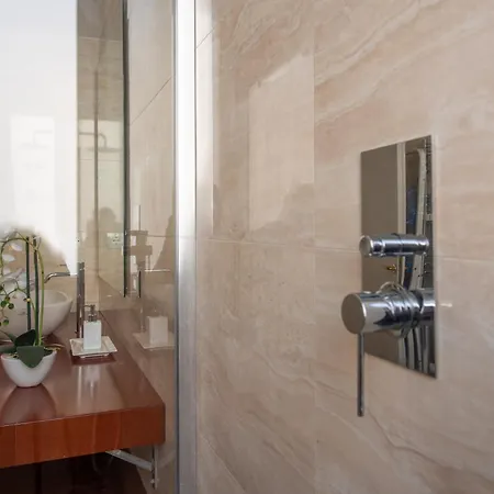 Apartment Benny Gold - Elegant Right Next To The Metro Rome